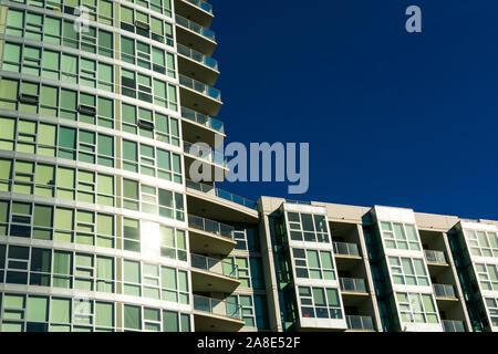 Vue extérieure du nouveau type multifamilial la mi-tour d'habitation. Les bâtiments, appartements de location habituellement college dortoirs, condominiums, ou assis Banque D'Images
