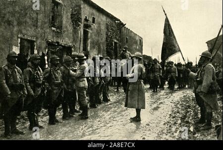 Soldats français qui reçoivent des médailles après la bataille de Champagne, dans le nord de la France, Première Guerre mondiale, 1915, c1920). 'Héros de la bataille de Champagne : la décoration des soldats français pour gallant actes dans la grande attaque'. À partir de "la Grande Guerre mondiale : une histoire", Volume V, édité par Frank UN Mumby. [Le Gresham Publishing Company Ltd, London, c1920] Banque D'Images