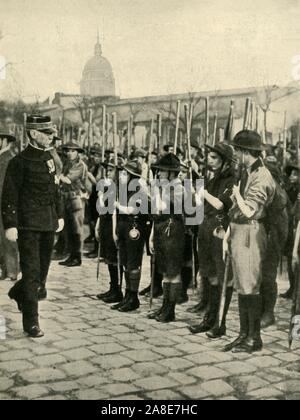 Le général Joseph Gallieni inspection des Boy Scouts, Paris, France, c1914, C1920).'un héros français de la Grande Guerre : feu le général Gallieni, Ministre de la guerre, l'inspection des Boy Scouts français alors que Gouverneur militaire de Paris'. Gallieni (1849-1916) a été rappelé de sa retraite pour aider à la défense de Paris au début de la Première Guerre mondiale comme la ville était menacée par l'avance allemande en août 1914. Il est largement reconnu pour avoir eu une influence décisive sur la victoire française à la bataille de la Marne à arrêter les Allemands et sauvé Paris, bien que la majorité du crédit s'est rendu à son c Banque D'Images