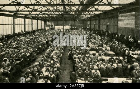 'Britain's armée de femmes travailleurs", Première Guerre mondiale, 1914-1918, (c1920). '...Un réfectoire à l'échelle nationale." L'usine de projectile À partir de "la Grande Guerre mondiale : une histoire", Volume VI, sous la direction de Frank UN Mumby. [Le Gresham Publishing Company Ltd, London, c1920] Banque D'Images