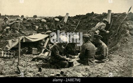 Jeu de cartes des soldats dans les tranchées, Première Guerre mondiale, c1916, C1920). 'Un intervalle de paix : La section des armes à feu-bombe bénéficiant d'une part à cartes alors que les sentinelles surveillent à travers le périscope". Des troupes sur le front de l'Ouest. À partir de "la Grande Guerre mondiale : une histoire", Volume VI, sous la direction de Frank UN Mumby. [Le Gresham Publishing Company Ltd, London, c1920] Banque D'Images