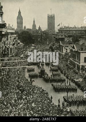 Procession le jour de la Victoire, Londres, 19 juillet 1919, (c1920). '...Voir dans Whitehall comme la section de la marine dans la procession passé le duc de Cambridge memorial - avec le cénotaphe, à "la glorieuse mort", dans la distance". Les rues pack foules pour que la journée de célébrations pour marquer la fin de la Première Guerre mondiale. Dans l'arrière-plan sont la tour de l'horloge Big Ben et le Palais de Westminster. À partir de "la Grande Guerre mondiale : une histoire", Volume IX, édité par Frank UN Mumby. [Le Gresham Publishing Company Ltd, London, c1920] Banque D'Images