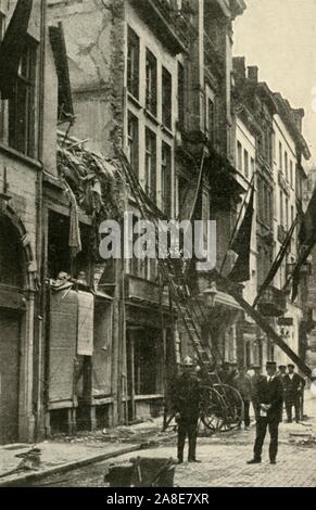 Dommages causés par les bombes à Anvers, Belgique, Première Guerre mondiale, 1914, c1920). "Dans les premiers jours de la maison : Raids de Zeppelin détruit par une bombe à Anvers, à 100 mètres de la belge] [Le Roi Albert's residence'. Dans la nuit du 24-25 août 1914, l'Allemand Zeppelin Z IX ont bombardé la ville portuaire d'Anvers, des bombes près du palais royal et tuant cinq personnes. À partir de "la Grande Guerre mondiale : une histoire", Volume IX, édité par Frank UN Mumby. [Le Gresham Publishing Company Ltd, London, c1920] Banque D'Images