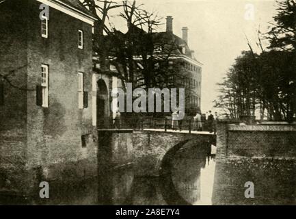 Le kaiser Guillaume II au château d'Amerongen, Pays-Bas, 1918, c1920). 'Le Ex-Kaiser en exil : un instantané de l'ancien empereur, avec sa suite, sur le pont sur le fossé à Amerongen, le château du comte [Godard] Bentinck, où Guillaume II ont cherché refuge dans sa fuite en Hollande'. Après la signature de l'Armistice à la fin de la Première Guerre mondiale, l'empereur allemand Wilhelm a publié une déclaration tardive de l'abdication de l'impériale et prussienne trônes. À partir de "la Grande Guerre mondiale : une histoire", Volume IX, édité par Frank UN Mumby. [Le Gresham Publishing Company Ltd, London, c1920] Banque D'Images