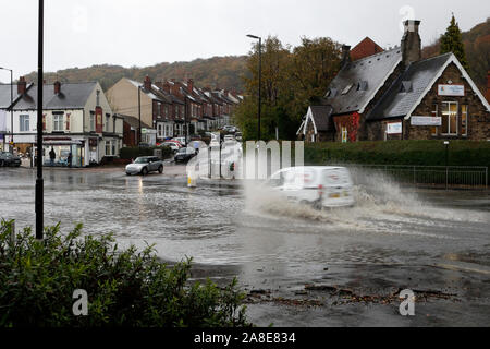 Fortes pluies causant des inondations sur Chesterfield Road, Sheffield, Angleterre, 7th novembre 2019. Temps d'hiver Banque D'Images