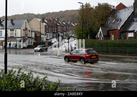 Fortes pluies causant des inondations sur Chesterfield Road, Sheffield, Angleterre, 7th novembre 2019. Temps d'hiver Banque D'Images