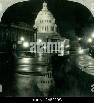 'L'éblouissant dôme du Capitole sur une nuit pluvieuse, Washington D.C.', c1930s. Le bâtiment du Capitole au Capitol Hill sur le National Mall a été construit en style néoclassique, et achevée en 1800. À partir de la "Tour du monde". [Keystone View Company, Meadville, Pennsylvanie, New York, Chicago, Londres] Banque D'Images