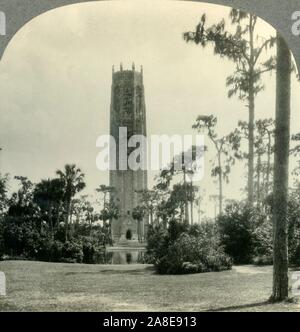 "Le tour de chant, "Le Taj Mahal d'Amérique", Lac de montagne, en Floride', c1930s. Art Déco, néo-gothique tour de chant contenant 60 cloches du carillon, conçu par Milton B Medary, comme la pièce maîtresse de Bok Tower Gardens en Floride, créé par Edward W. Bok avec aménagement paysager par Frederick Law Olmsted Jr. de "Tour du monde". [Keystone View Company, Meadville, Pennsylvanie, New York, Chicago, Londres] Banque D'Images