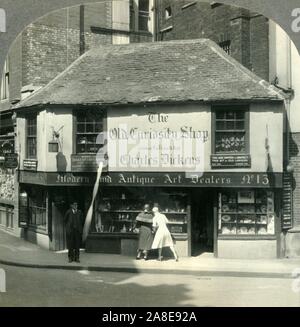 'The Old Curiosity Shop, Londres, Angleterre', c1930s. The Old Curiosity Shop construit en 1567 sur la rue de Portsmouth, Holborn a été l'inspiration pour le roman de Charles Dickens du même nom. À partir de la "Tour du monde". [Keystone View Company, Meadville, Pennsylvanie, New York, Chicago, Londres]