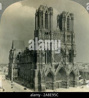 Restauré "Cathédrale de Reims, France', c1930s. À partir de la "Tour du monde". [Keystone View Company, Meadville, Pennsylvanie, New York, Chicago, Londres] Banque D'Images