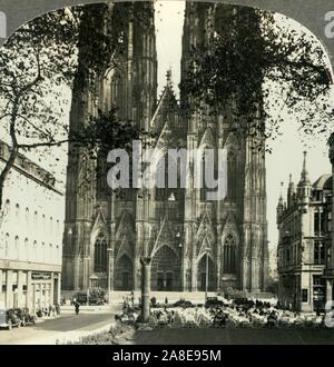 Le magnifique 'fa&# xe7;ade et tours (512 pieds) de la cathédrale de Cologne, Allemagne', c1930s. À partir de la "Tour du monde". [Keystone View Company, Meadville, Pennsylvanie, New York, Chicago, Londres] Banque D'Images