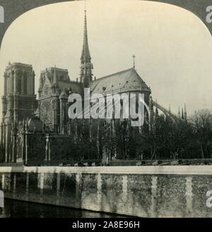 "Cathédrale de Notre Dame, montrant des arcs-boutants, Paris, France', c1930s. À partir de la "Tour du monde". [Keystone View Company, Meadville, Pennsylvanie, New York, Chicago, Londres] Banque D'Images