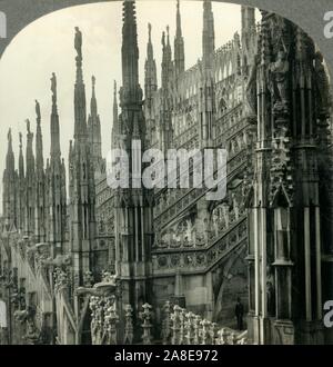 "La cathédrale de Milan, Italie - parmi ses nombreuses Spires', c1930s. À partir de la "Tour du monde". [Keystone View Company, Meadville, Pennsylvanie, New York, Chicago, Londres] Banque D'Images