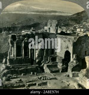 "Des ruines de l'ancien théâtre grec de Taormine à enneigée de Mt. Etna, Sicile', c1930s. À partir de la "Tour du monde". [Keystone View Company, Meadville, Pennsylvanie, New York, Chicago, Londres] Banque D'Images