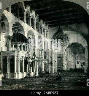 «Omaiyade, la Grande Mosquée de Damas, Syrie', c1930s. La Mosquée des Omeyyades a été construit sur le site d'une basilique chrétienne, en fonction de 6ème siècle, la légende le bâtiment contient la tête de Yahya - Jean le Baptiste. À partir de la "Tour du monde". [Keystone View Company, Meadville, Pennsylvanie, New York, Chicago, Londres] Banque D'Images