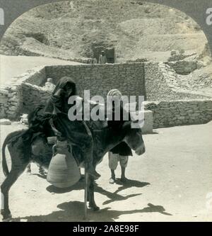 "Tombeau du Roi Tut-Ankh-Amen, Vallée des Rois, Egypte', c1930s. Tombe de Toutankhamon, pharaon de la xviiième dynastie sous le Nouvel Empire de l'histoire égyptienne a été fouillé par l'archéologue britannique Howard Carter en 1891. À partir de la "Tour du monde". [Keystone View Company, Meadville, Pennsylvanie, New York, Chicago, Londres] Banque D'Images