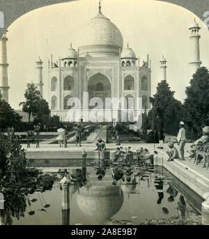 'Le Taj Mahal, Agra, inde', c1930s. Mausolée d'Agra a commandé en 1632 par Shah Jahan pour abriter la tombe de son épouse favorite, Mumtaz Mahal, désigné comme site du patrimoine mondial de l'UNESCO en 1983. À partir de la "Tour du monde". [Keystone View Company, Meadville, Pennsylvanie, New York, Chicago, Londres] Banque D'Images