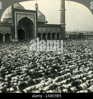 'Devout prostré mahométans à temps de prière - Jama Masjid, la plus grande mosquée de l'Inde, Delhi', c1930s. Construit par l'empereur Moghol Shah Jahan entre 1650 et 1656 grès rouge et de marbre blanc, la cour peut accueillir plus de 25 000 personnes. À partir de la "Tour du monde". [Keystone View Company, Meadville, Pennsylvanie, New York, Chicago, Londres] Banque D'Images