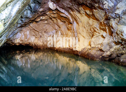 Le lac sous l'eau de couleur bleu vif dans les belles pierres stalagmite inondées Banque D'Images