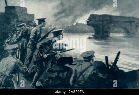 "D'un incident dans le Hard-Fought Retreat de Belgique : les troupes britanniques sur la rive du fleuve prêt à résister à l'avance allemande', 1915. L'engagement entre les forces expéditionnaires britanniques et l'armée allemande sur la Sambre au cours de la bataille de Mons. De "La guerre d'Album De Luxe - Volume I. La première phase", édité par J. A. Hammerton. [L'Amalgamated Press, Limited, Londres, 1915] Banque D'Images