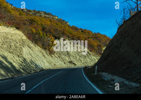 Paysage d'automne route de montagne géorgienne à Gombori col Banque D'Images