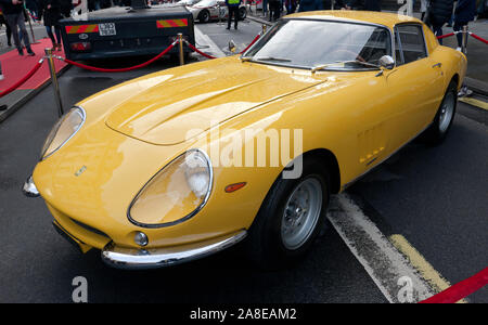 Trois-quart vue frontale d'un jaune, 1967, Ferrari 275 GTB/4, à l'affiche au Regents Street Motor Show 2019 Banque D'Images