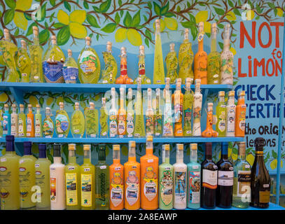 Sorrento, Italie - 12 juin 2017 : Bouteilles de Limoncello et arancello alcool dans une boutique de souvenirs à Sorrente Italie Banque D'Images