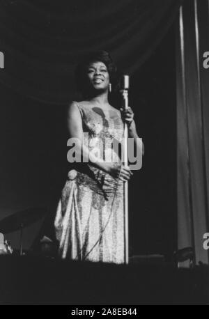 Sarah Vaughan avec le Count Basie Orchestra, London, 1963. Banque D'Images