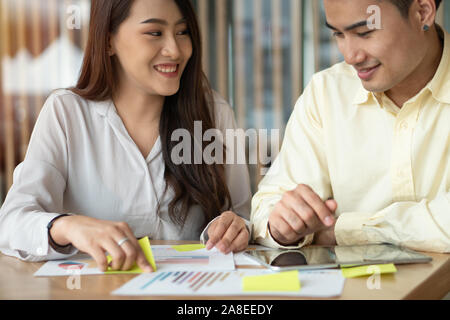 Des couples asiatiques sont le calcul des revenus et des dépenses pour réduire les dépenses inutiles et de planification d'emprunter de l'argent pour acheter une nouvelle maison. Concepts d'investissement Banque D'Images