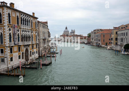 Santa Maria della Salute depuis le pont de l'Accademia, Venise Banque D'Images