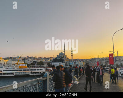 Octobre 27, 2019 Istanbul. La Turquie. Pêcheur la pêche sur le pont de Galata à Istanbul en Turquie. Les gens à pied sur le pont de Galata. Locations à Istanbul Banque D'Images