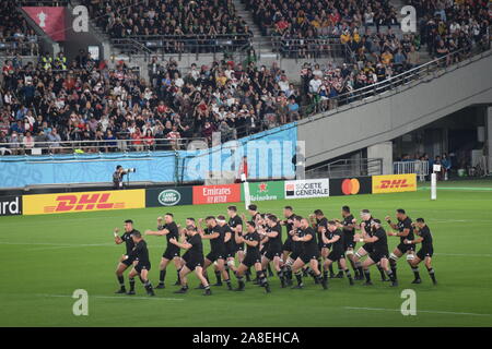 Japon - Coupe du Monde de Rugby 2019, Finale bronze entre la Nouvelle-Zélande et le Pays de Galles au stade de Tokyo. C'est l'équipe de la Nouvelle Zélande d'effectuer le Haka. Banque D'Images