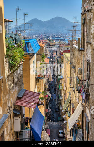 Petite ruelle de la vieille ville de Naples, avec le Vésuve en arrière Banque D'Images