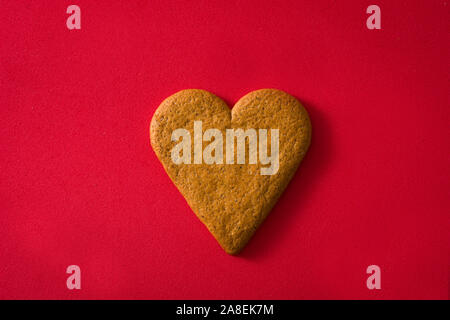 Cookies en forme de cœur isolé sur fond rouge. La Saint-Valentin et la Fête des Mères. Banque D'Images