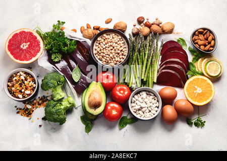 Les aliments riches en vitamine B9. L'alimentation saine, les sources d'acide folique. Top View with copy space Banque D'Images