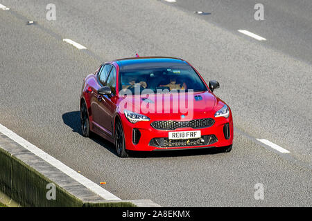 2018 Kia Gt Stinger S Auto ; le trafic de véhicules, transports, voitures, moderne, vers le sud sur la voie 3 de l'autoroute M6. Banque D'Images