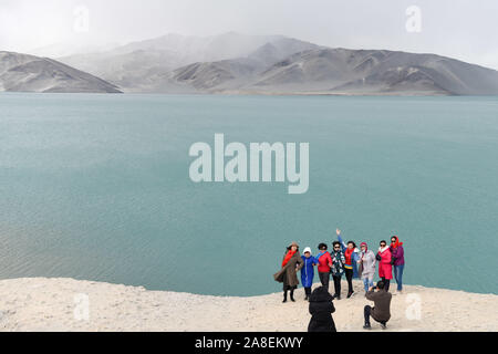 (191108) -- URUMQI, 8 novembre 2019 (Xinhua) -- Les touristes posent pour des photos à la Baisha Lake scenic area dans Akto Comté, nord-ouest de la Chine, la Région autonome du Xinjiang Uygur, Octobre 19, 2019. Le nombre de touristes dans le nord-ouest de la Chine, la Région autonome du Xinjiang Uygur a dépassé 200 millions de janvier à octobre de cette année, en hausse de 42,62 pour cent d'année en année, selon les autorités locales. (Xinhua/Ding Lei) Banque D'Images