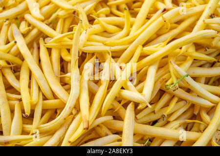 Haricots jaunes récoltés pour la vente au marché de fermiers. L'alimentation. Banque D'Images
