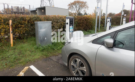 La Nissan LEAF branché dans la baie de recharge de véhicules électriques, NEC, Birmingham Banque D'Images