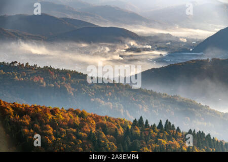 Paysage d'automne avec fooggy pittoresque village dans les montagnes des Carpates, l'Ukraine. Photographie de paysage Banque D'Images