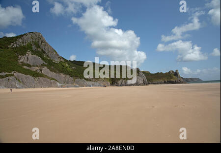 Oxwich Bay et le littoral avec de larges étendues de désert de sable à marée basse, le Gower, au Pays de Galles Banque D'Images