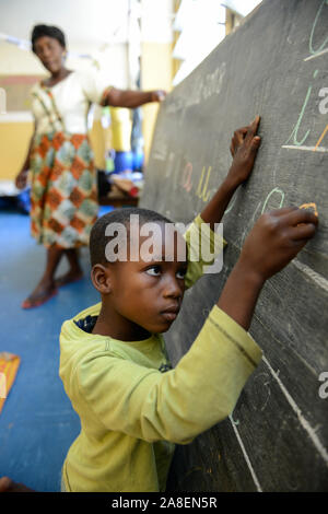 TOGO, Lomé, centre avec l'école maternelle pour les enfants de porter les femmes du marché, soins de jour avec l'éducation Banque D'Images