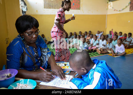 TOGO, Lomé, centre avec l'école maternelle pour les enfants de porter les femmes du marché, soins de jour avec l'éducation Banque D'Images