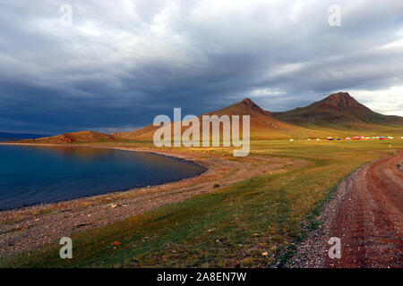 Lac noir en mongolie sous le soleil Banque D'Images