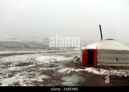 Mongol dans la neige dans les montagnes de l'altaï Banque D'Images