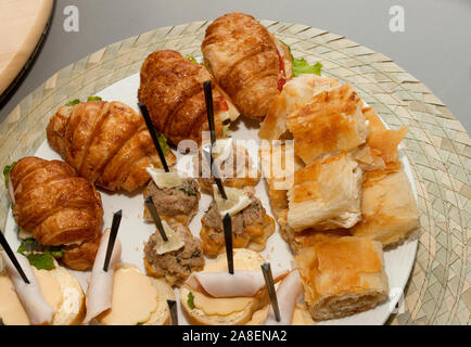 Une assiette de différents types d'entrées, cuisine de fête libre sur une assiette. Les petits pains aux raisins, de viande et de crevettes. Banque D'Images