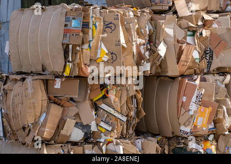 Balles de carton et fort avec les serre-fils de cerclage. Arrière-plan de textures de papier empilés prêts à recycler. Banque D'Images