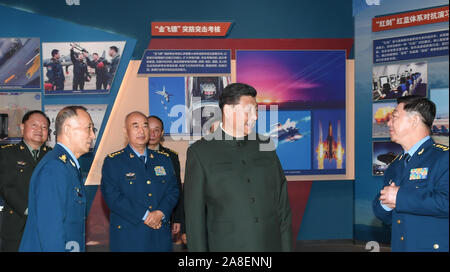 Beijing, Chine. 05Th Nov, 2019. Le président chinois Xi Jinping, également secrétaire général du Parti communiste chinois (PCC) et président du Comité central de la Commission militaire centrale (CMC), visite d'une exposition marquant le 70e anniversaire de la fondation de l'Armée Populaire de Libération (PLA) Armée de l'air à la China Aviation Museum de Changping District, Beijing, capitale de Chine, le 8 novembre 2019. Xi le vendredi a assisté à un événement célébrant le 70e anniversaire de la fondation du PLA armée de l'air à la périphérie nord de Beijing. Source : Xinhua/Alamy Live News Banque D'Images