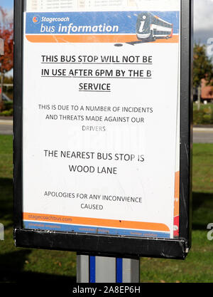 Un arrêt d'autobus sur l'Bridgefield Estate à Ashford, Kent, en tant qu'entreprise de bus Stagecoach maintenant refuser d'entrer dans la succession après 18 heures à la suite d'une série d'incidents contre les conducteurs. Banque D'Images