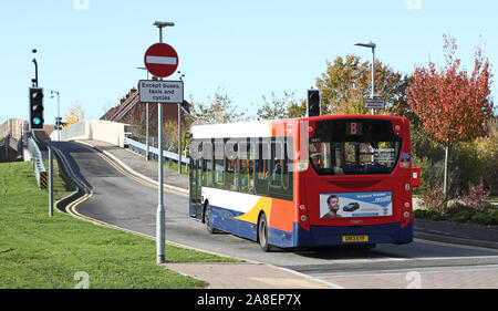 Bridgefield Estate à Ashford, Kent, en tant qu'entreprise de bus Stagecoach maintenant refuser d'entrer dans la succession après 18 heures à la suite d'une série d'incidents contre les conducteurs. Banque D'Images